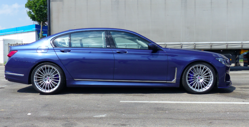 Illustration for article titled What It Was Like to Go 170 MPH in BMW's Swankiest Super Sedan
